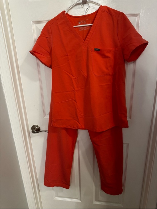 Figs Tops - Figs Women’s Scrubs Set, coral Medium